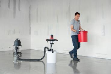 Flexible und universell einsetzbare Halterung für die Befestigung von Handrührgeräten auf handelsüblichen 30 Liter Anrühreimern.