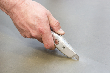 Cutting with the floor installers knife ROLL