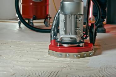 Preview: The ROLL floor grinding machine RO-300 sets new standards in surface preparation. Whether removing floor covering residues, adhesive residues, leveling compounds or floor coatings - regardless of what you find after removing the floor covering - with the