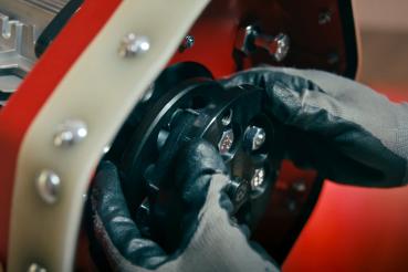 Die ROLL Sanierungsfräse RO-300 setzt neue Maßstäbe in der Untergrundvorbereitung. Ob Entfernung von Bodenbelagsrückständen, Kleberresten, Spachtelmassen oder Bodenbeschichtungen – egal was Sie nach der Entfernung des Bodenbelages vorfinden – mit der Sani