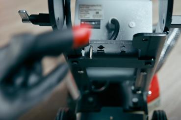 Die ROLL Sanierungsfräse RO-300 setzt neue Maßstäbe in der Untergrundvorbereitung. Ob Entfernung von Bodenbelagsrückständen, Kleberresten, Spachtelmassen oder Bodenbeschichtungen – egal was Sie nach der Entfernung des Bodenbelages vorfinden – mit der Sani