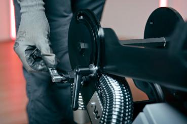 Die ROLL Sanierungsfräse RO-300 setzt neue Maßstäbe in der Untergrundvorbereitung. Ob Entfernung von Bodenbelagsrückständen, Kleberresten, Spachtelmassen oder Bodenbeschichtungen – egal was Sie nach der Entfernung des Bodenbelages vorfinden – mit der Sani