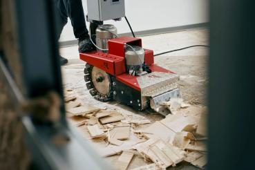 Preview: ROLL-STRIPPER RO-2 Anwendung Parkett