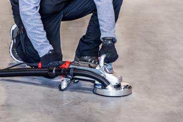 Fahrgestell für Handschleifmaschine RO-180 für besseres Handling und dauerhaft entspanntes Arbeiten. Der korrekte Arbeitswinkel wird mit 2 höhenverstellbaren Lenkrollen eingestellt.