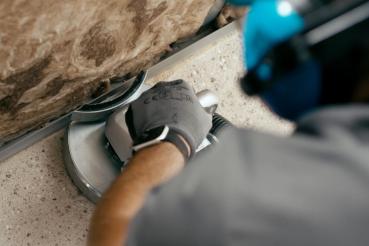 Preview: The ROLL hand grinding machine RO-180 is an extremely powerful renovation grinder for leveling out unevenness on concrete and screed surfaces. For removing floor covering residues, adhesive residues, tile adhesives, leveling compounds and floor coatings.