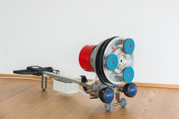 Die Parkettschleifmaschine Woody Junior ist eine professionelle Parkettschleifmaschinen mit angetriebenem Mehrscheiben-Schleifaggregat für richtungsfreies Schleifen vom Grobschliff bis zum Feinschliff bis nah an die Wand. Nahezu staubfrei mit der Staub-Ab