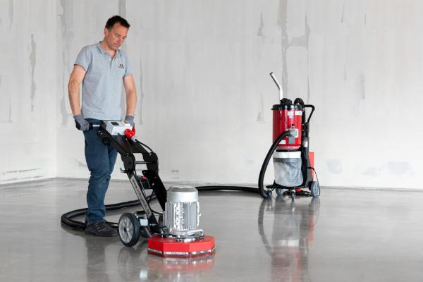 Die ROLL Sanierungsfräse RO-400 wurde für die Untergrundvorbereitung im Industrie- und Objekteinsatz entwickelt. Mit dem leistungsstarken Drehstrommotor erledigen Sie mühelos jegliche Untergrundvorbereitungsarbeiten.