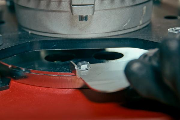 Die ROLL Sanierungsfräse RO-300 setzt neue Maßstäbe in der Untergrundvorbereitung. Ob Entfernung von Bodenbelagsrückständen, Kleberresten, Spachtelmassen oder Bodenbeschichtungen – egal was Sie nach der Entfernung des Bodenbelages vorfinden – mit der Sani