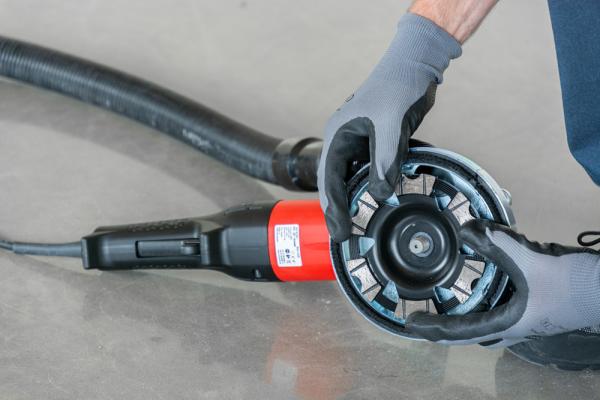 Die ROLL Handschleifmaschine RO-125 ist ein kompakter Sanierungsschleifer zum egalisieren von Unebenheiten auf Beton und Estrichflächen. Zum Entfernen von Bodenbelagsrückständen, Kleberresten, Fliesenkleber, Spachtelmasse und Bodenbeschichtungen im Randbe