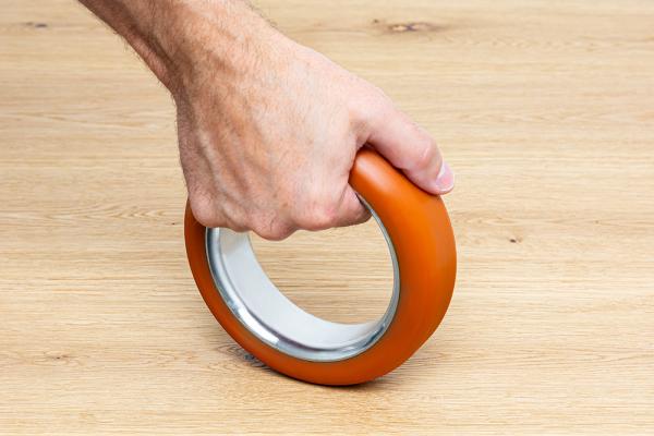 Der Parkett-Verlegering ist ein innovatives Werkzeug zur Verlegung vom vollflächig verklebten Parkett. Die Parkettstäbe werden durch sanfte Schlagbewegung angedrückt und im Kleberbett verschoben.