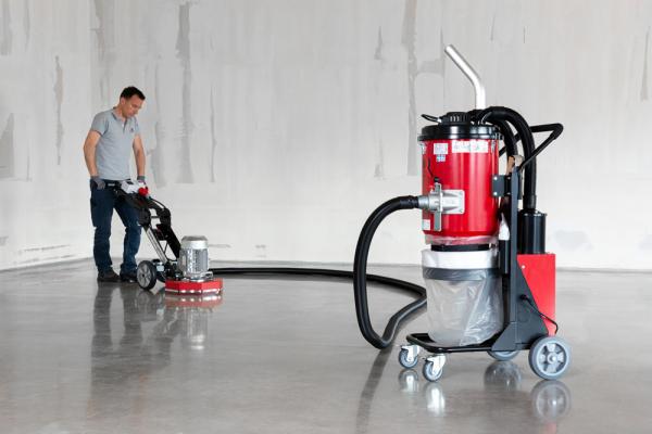 Der Bausauger 2400, 2-motorig Longopac H ist ein leistungsstarker Industriesauger, 2-motorig, mit Filterklasse H, inkl. Filterabreinigungssystem, inkl. Zubehör.