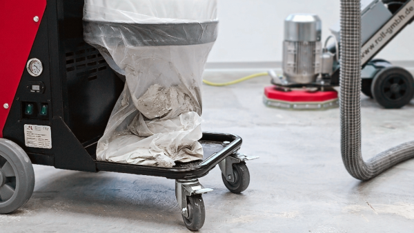 Der Bausauger 2400, 2-motorig Longopac H ist ein leistungsstarker Industriesauger, 2-motorig, mit Filterklasse H, inkl. Filterabreinigungssystem, inkl. Zubehör.