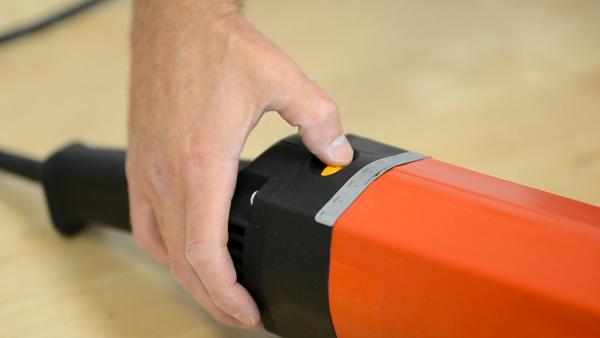 Die ROLL Randschleifmaschine ROMO-180 ist ein kraftvoller Randschleifer zum Schleifen von Parkett-, Kork- und Holzböden im Randbereich, in Nischen und schwer zugänglichen Stellen. Mit integrierter Staub-Absaugvorrichtung und aufklappbarem Haubensegment fü